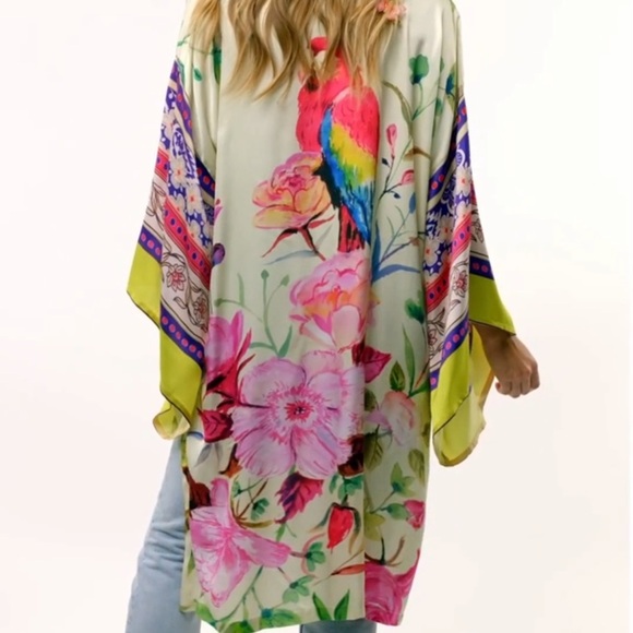 Aratta Floral Kimono with With Many Colors Emphasizes the Parrot - Picture 4 of 5